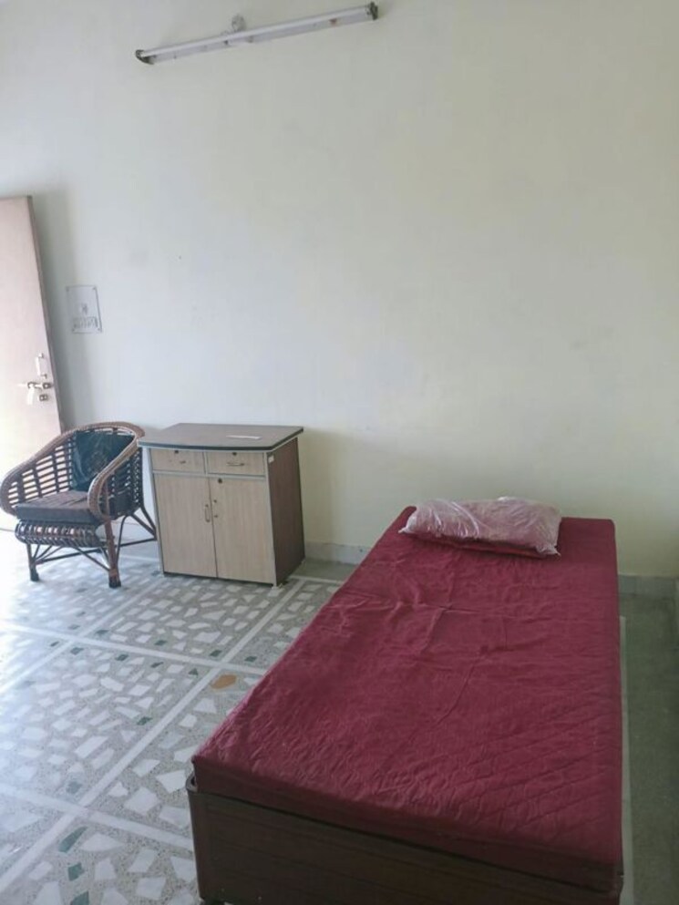 Room, vibhuti khand Pg For Girls In Vibhuti Khand 9842767