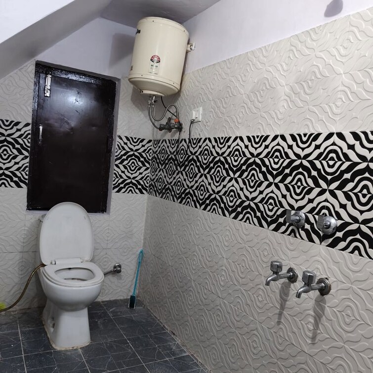 Bathroom, malviya nagar 3 Bedroom 300 Sq.Yd. Apartment In Malviya Nagar Delhi 9842851
