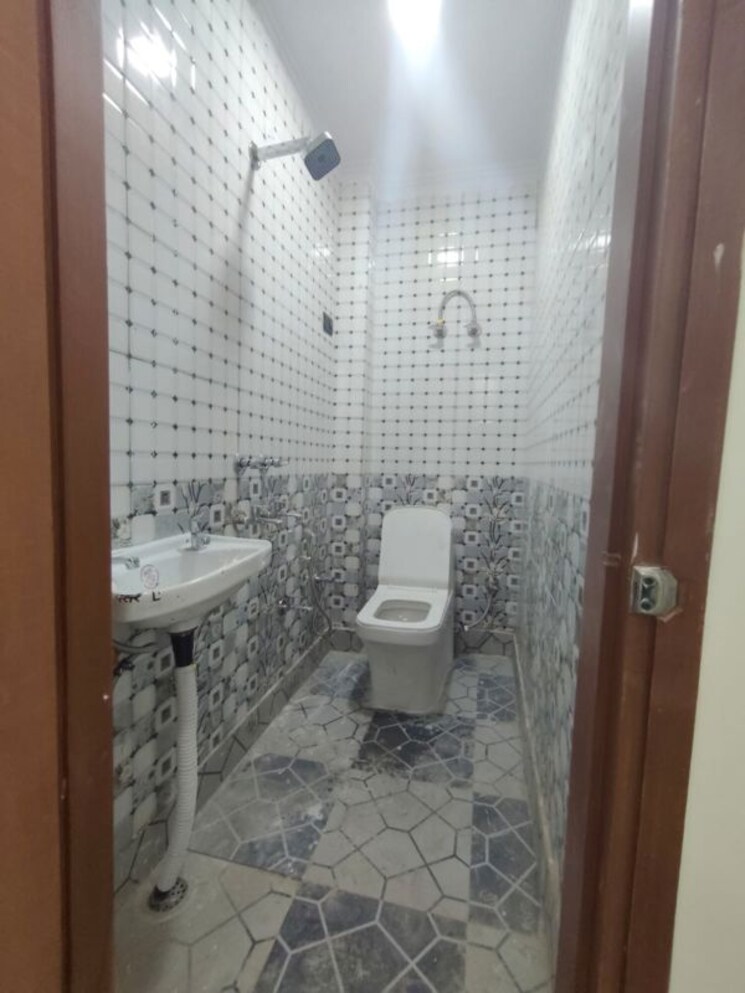 Bathroom, govindpuri 2 Bedroom 580 Sq.Ft. Builder Floor In Govindpuri Delhi 9842999