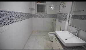 Bathroom in 3 BHK Apartment at DLF City Phase IV, Dlf Phase iv – for Rent