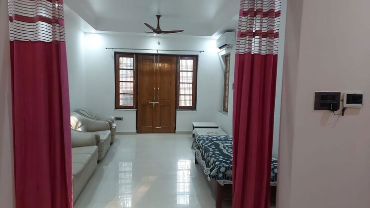 Room, vibhuti khand Pg For Girls In Vibhuti Khand 9843365