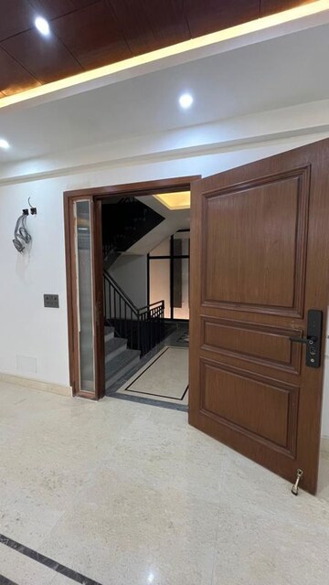 Room in 4 BHK Builder Floor at BPTP Astaire Gardens, Sector 70a – for Sale