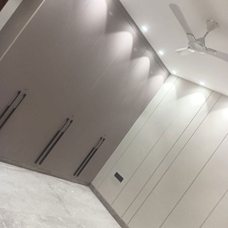 Room, greater kailash ii 4 Bedroom 300 Sq.Yd. Builder Floor In Greater Kailash ii Delhi 9843474