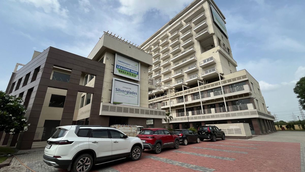 Studio  741 Sq.Ft. Apartment in Silverglades Merchant Plaza