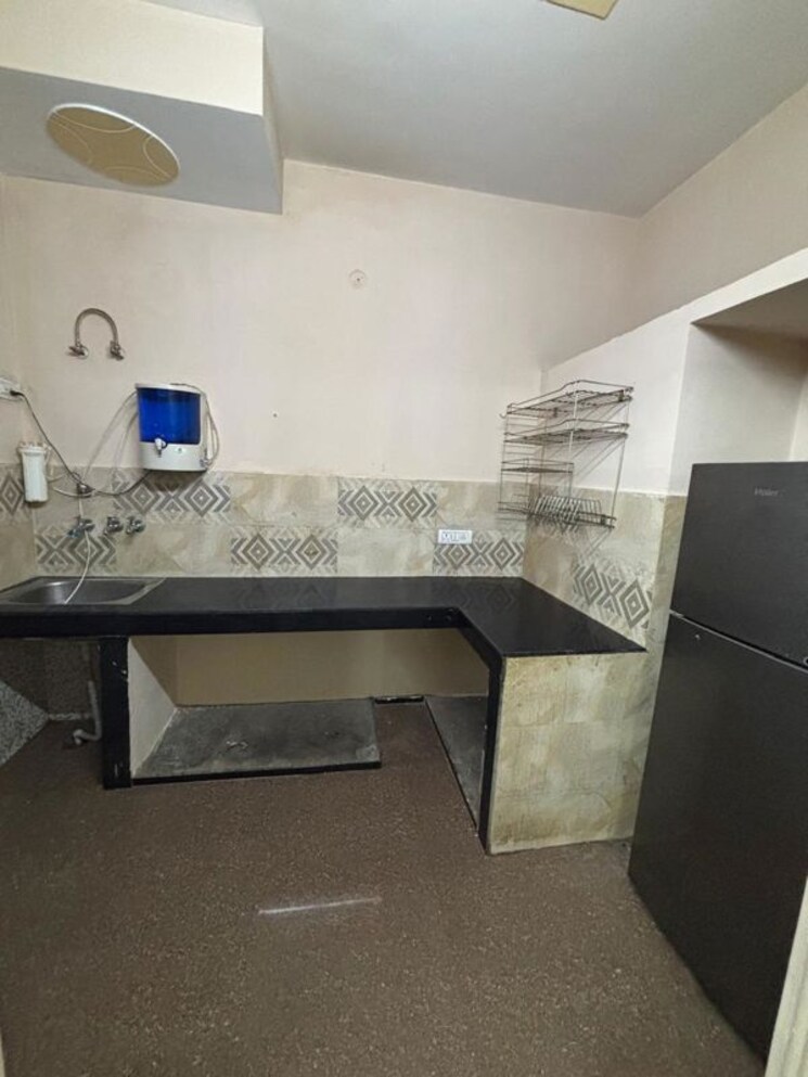 Kitchen, mohit-house 1 Bedroom 700 Sq.Ft. Builder Floor In Sushant Lok I Gurgaon 9843839