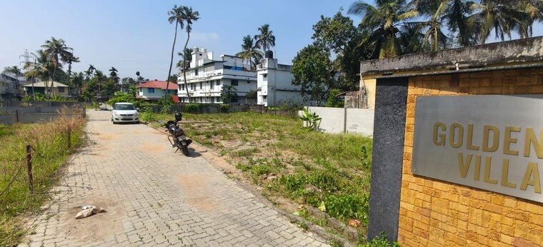 Garden, marad  2177 Sq.Ft. Plot In Marad Kochi 9843831