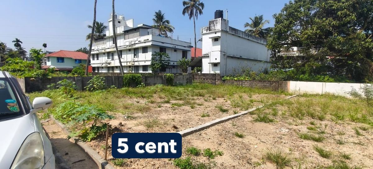 Plot For Sale in Marad