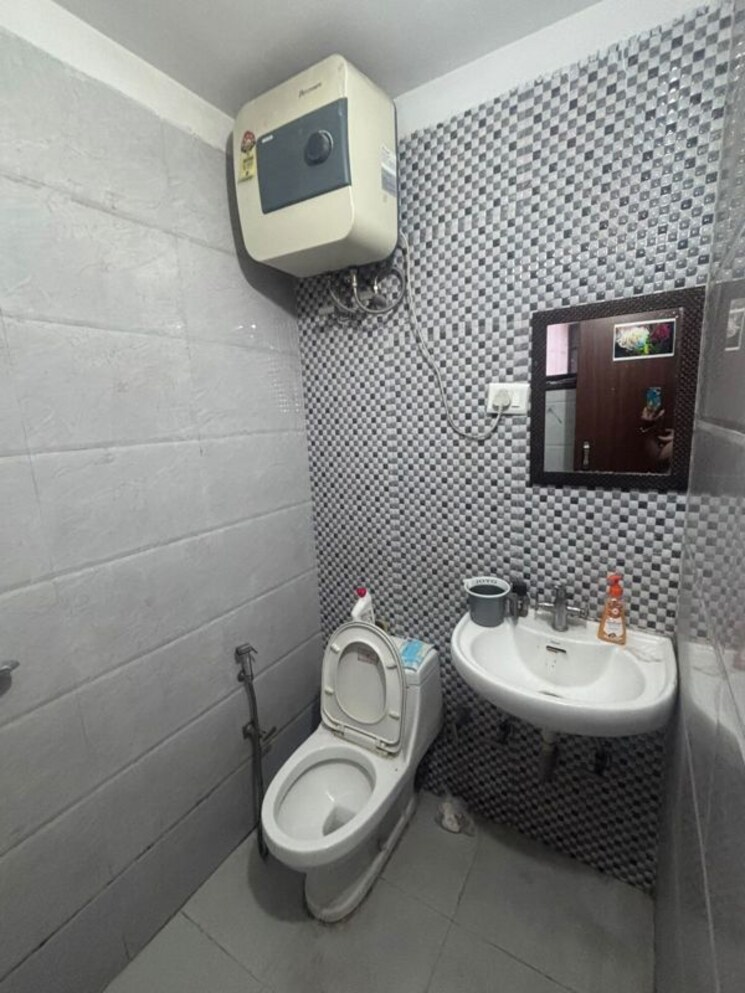 Bathroom, gupta-awas 1 Bedroom 755 Sq.Ft. Builder Floor In Sector 43 Gurgaon 9844458