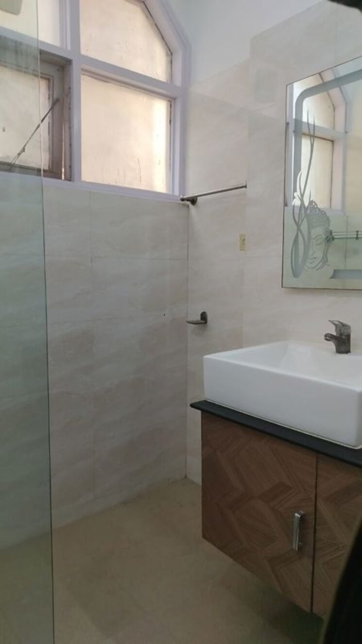 Bathroom, hauz khas 3 Bedroom 300 Sq.Yd. Builder Floor In Hauz Khas Delhi 9844588