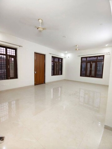 Room in 6 BHK Independent House at Sector 4 – for Sale