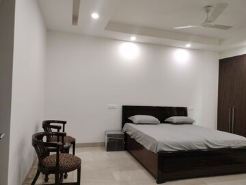 Room in 4 BHK Builder Floor at Green Park Extension – for Rent