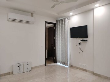 Room in 4 BHK Builder Floor at Green Park Extension – for Rent
