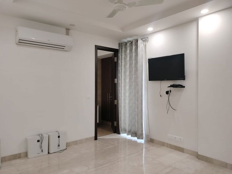 Room, green park extension 4 Bedroom 400 Sq.Yd. Builder Floor In Green Park Extension Delhi 9845058