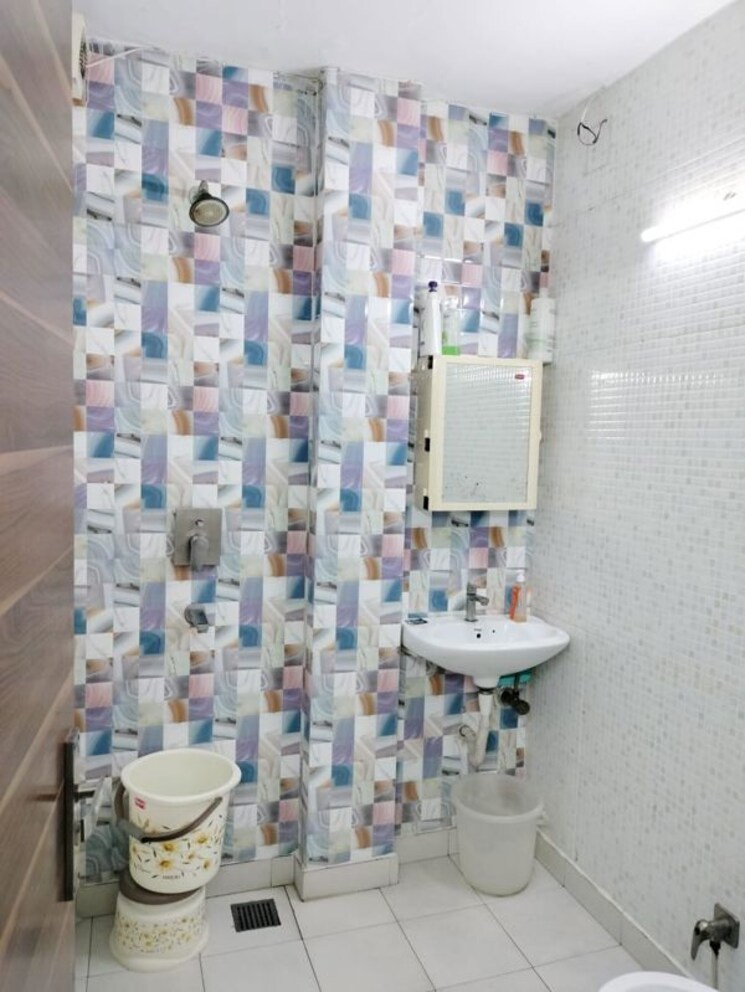 Bathroom, lajpat nagar 2 Bedroom 900 Sq.Ft. Apartment In Lajpat Nagar Delhi 9845142