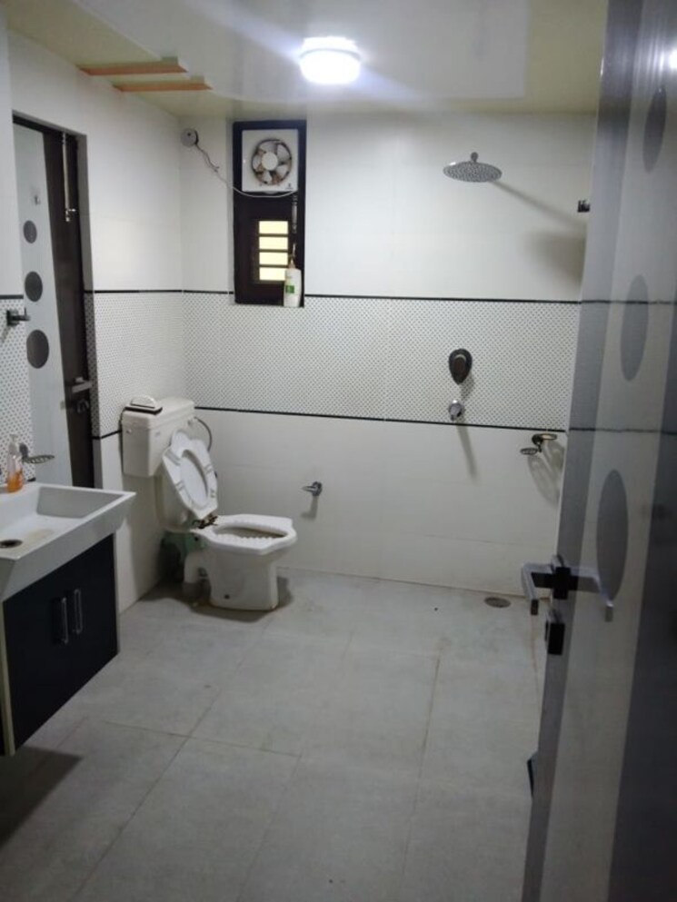 Bathroom, mayur vihar 3 Bedroom 1050 Sq.Ft. Apartment In Mayur Vihar Delhi 9845676