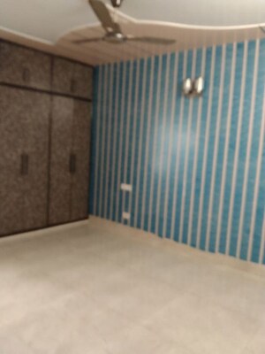 Room in 3 BHK Apartment at Mayur Vihar – for Rent