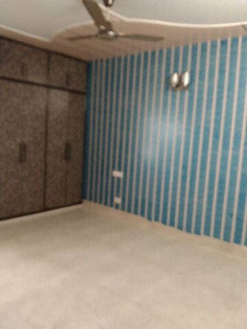 Room in 3 BHK Apartment at Mayur Vihar – for Rent