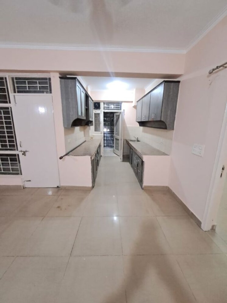 Team Area, gaur-grandeur 2 Bedroom 1246 Sq.Ft. Apartment In Sector 119 Noida 9845821