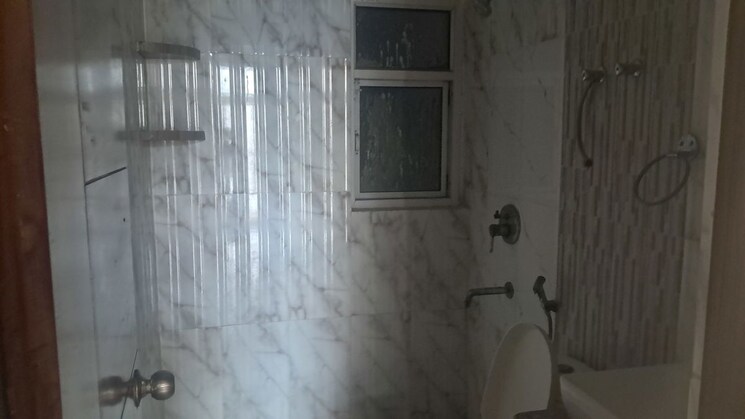 Bathroom, amrapali-princely-estate 2.5 Bedroom 1015 Sq.Ft. Apartment In Sector 76 Noida 9845855