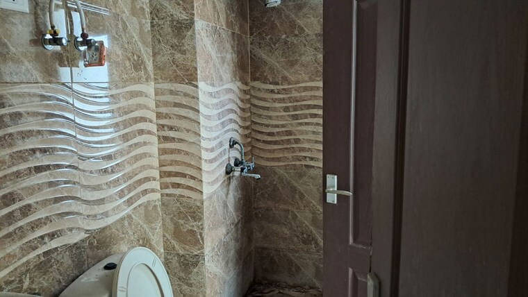 Bathroom, amrapali-princely-estate 2.5 Bedroom 1015 Sq.Ft. Apartment In Sector 76 Noida 9845855