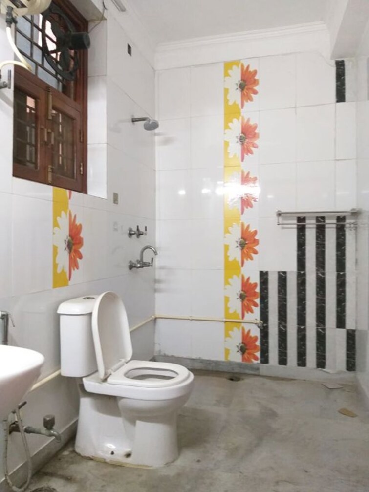Bathroom, maharani bagh 4 Bedroom 506 Sq.Yd. Independent House In Maharani Bagh Delhi 9846642