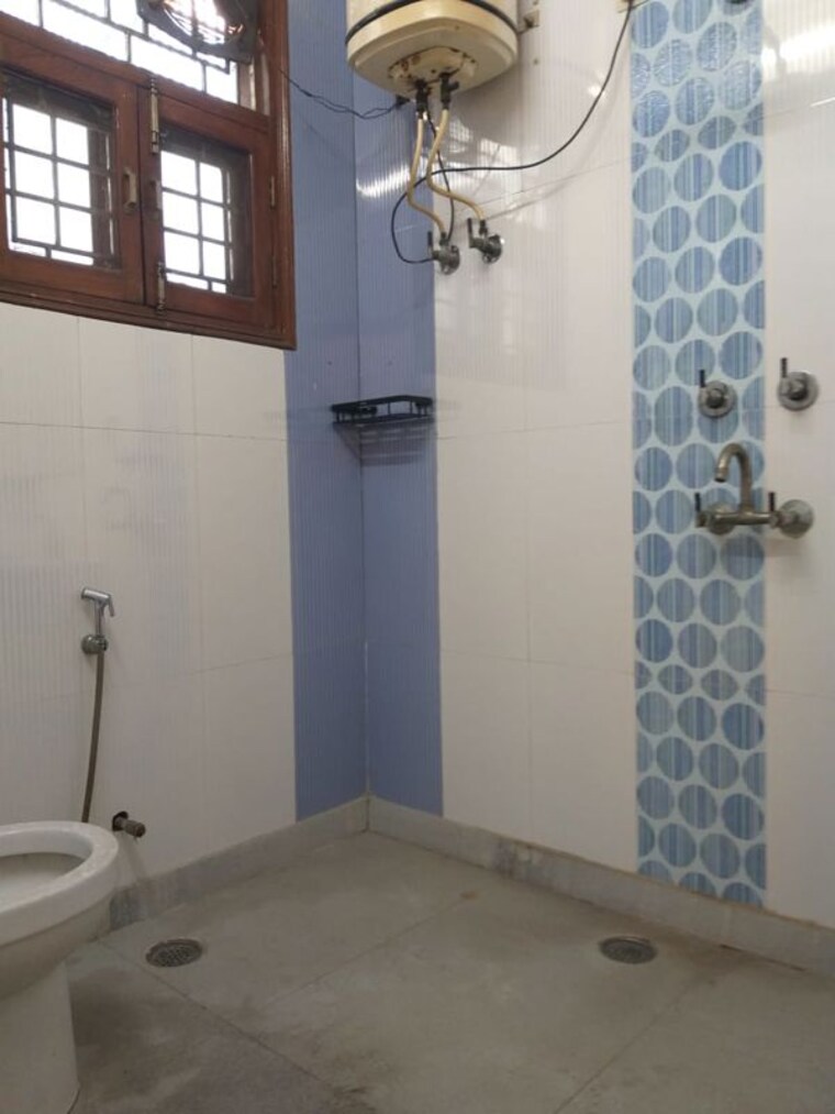 Bathroom, maharani bagh 4 Bedroom 506 Sq.Yd. Independent House In Maharani Bagh Delhi 9846642