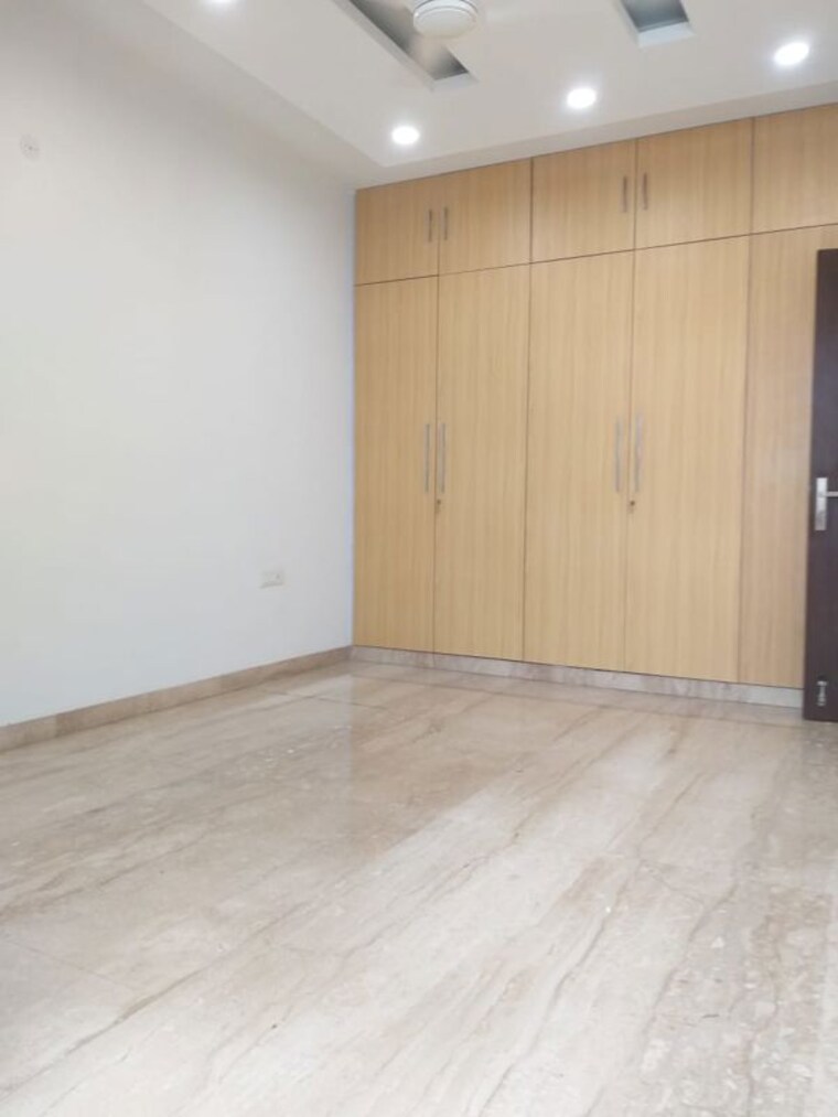 Room, maharani bagh 4 Bedroom 506 Sq.Yd. Independent House In Maharani Bagh Delhi 9846642