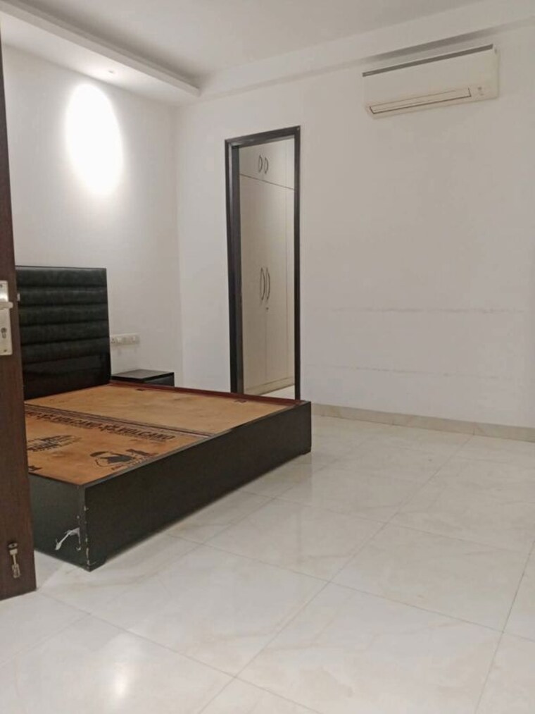 Room, sector 31 2 Bedroom 160 Sq.Yd. Builder Floor In Sector 31 Gurgaon 9846739