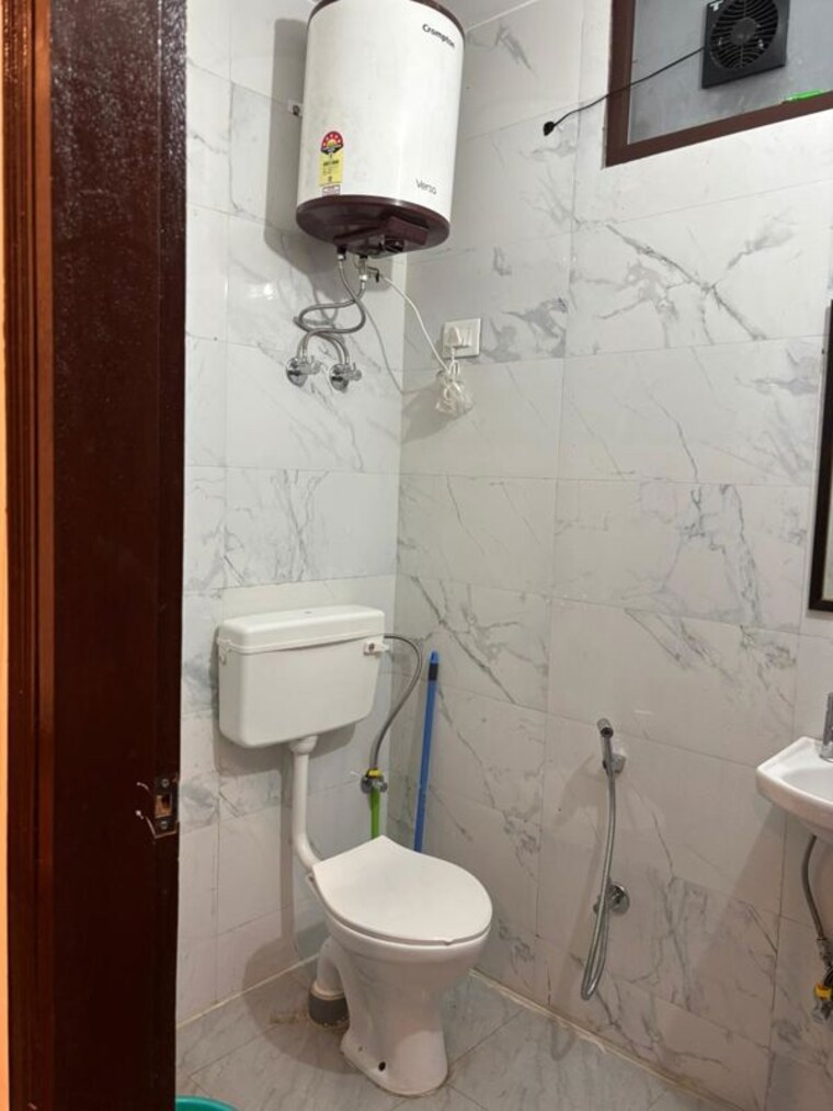 Bathroom, maharani bagh 4 Bedroom 508 Sq.Yd. Independent House In Maharani Bagh Delhi 9846751