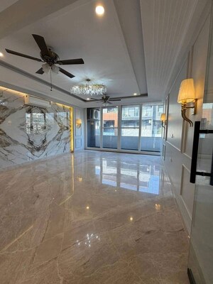 Parking in 3 BHK Builder Floor at Sector 7 – for Rent