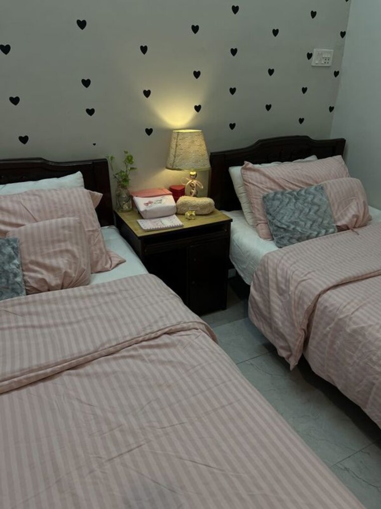 Room, viram khand Pg For Girls In Viram Khand 9846831