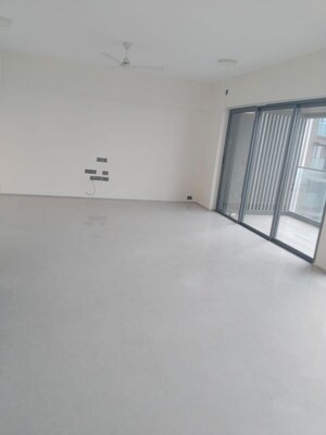 Room in 4 BHK Apartment at Khar West – for Rent