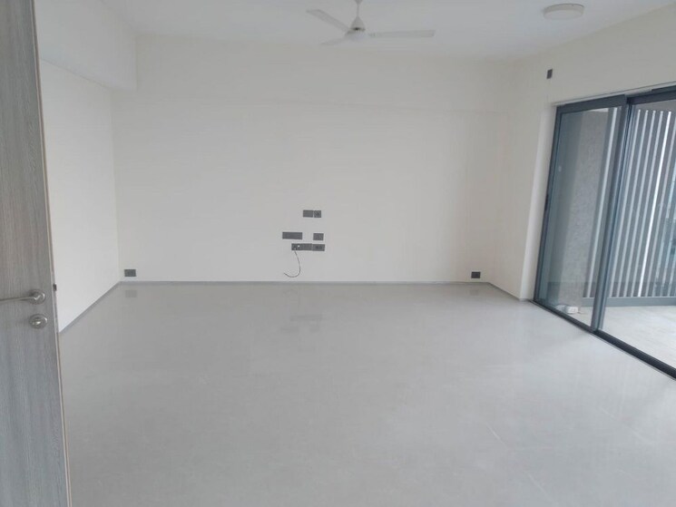 Room, khar west 4 Bedroom 1200 Sq.Ft. Apartment In Khar West Mumbai 9846862