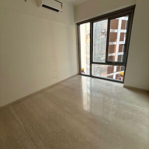Room in 4 BHK Apartment at Piramal Mahalaxmi, Arthur rd – for Rent