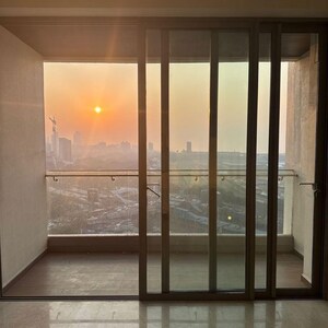 Room in 4 BHK Apartment at Piramal Mahalaxmi, Arthur rd – for Rent