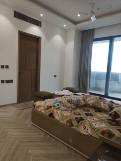 3 BHK + Servant Room Apartment For Rent in Mahagun Mezzaria