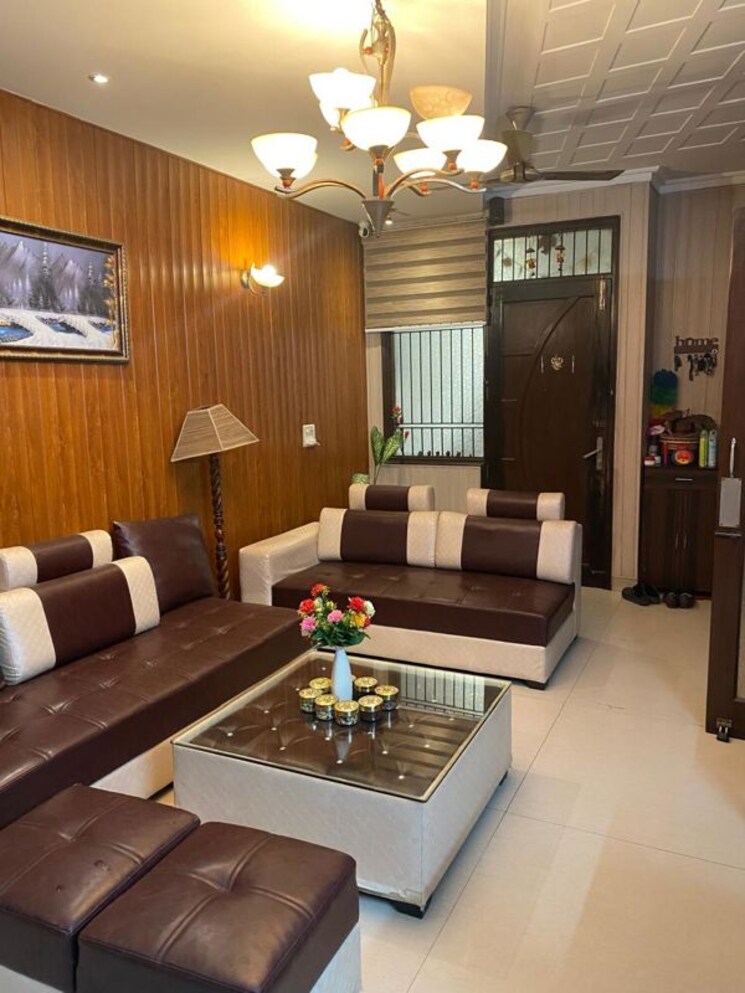Living Room, chittaranjan park 3 Bedroom 125 Sq.Yd. Builder Floor In Chittaranjan Park Delhi 9529104