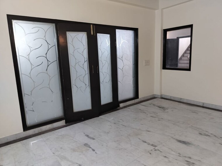 Room, sector 20 6 Bedroom 162 Sq.Mt. Villa In Sector 20 Noida 9847084