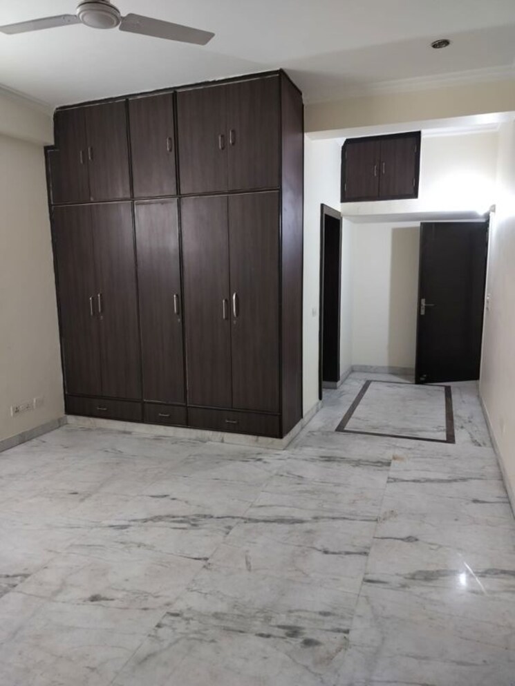 Room, sector 20 6 Bedroom 162 Sq.Mt. Villa In Sector 20 Noida 9847084