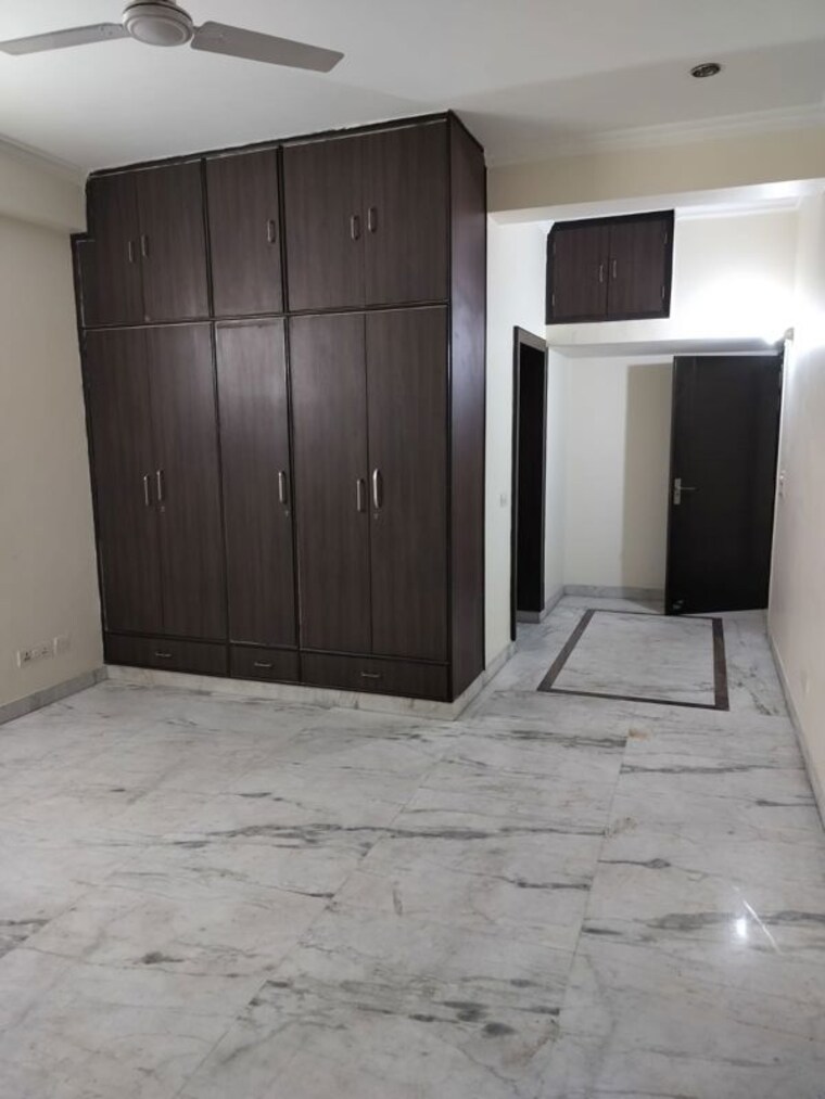 Room, sector 20 6 Bedroom 162 Sq.Mt. Villa In Sector 20 Noida 9847084