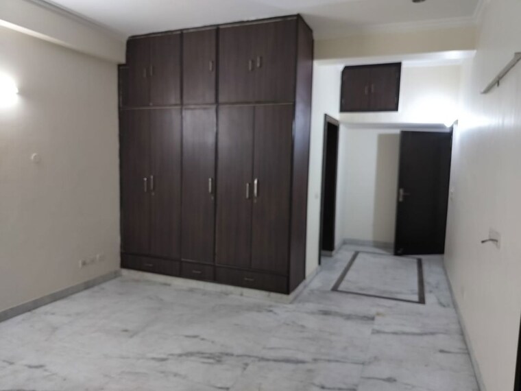 Room, sector 20 6 Bedroom 162 Sq.Mt. Villa In Sector 20 Noida 9847084