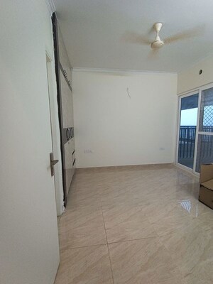 Room in 2 BHK Apartment at Gaur Yamuna City, Gaur Yamuna City – for Rent