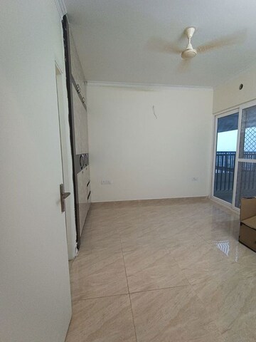 Room in 2 BHK Apartment at Gaur Yamuna City, Gaur Yamuna City – for Rent