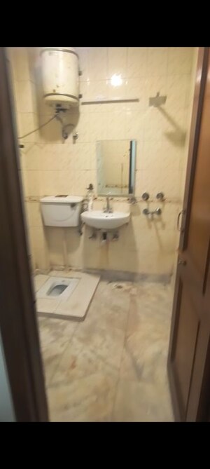 Master Bedroom in 3 BHK Builder Floor at Panchsheel Vihar – for Rent