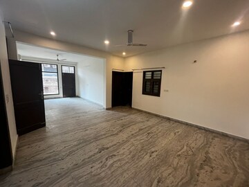 Room in 3 BHK Builder Floor at Sector 43 – for Rent