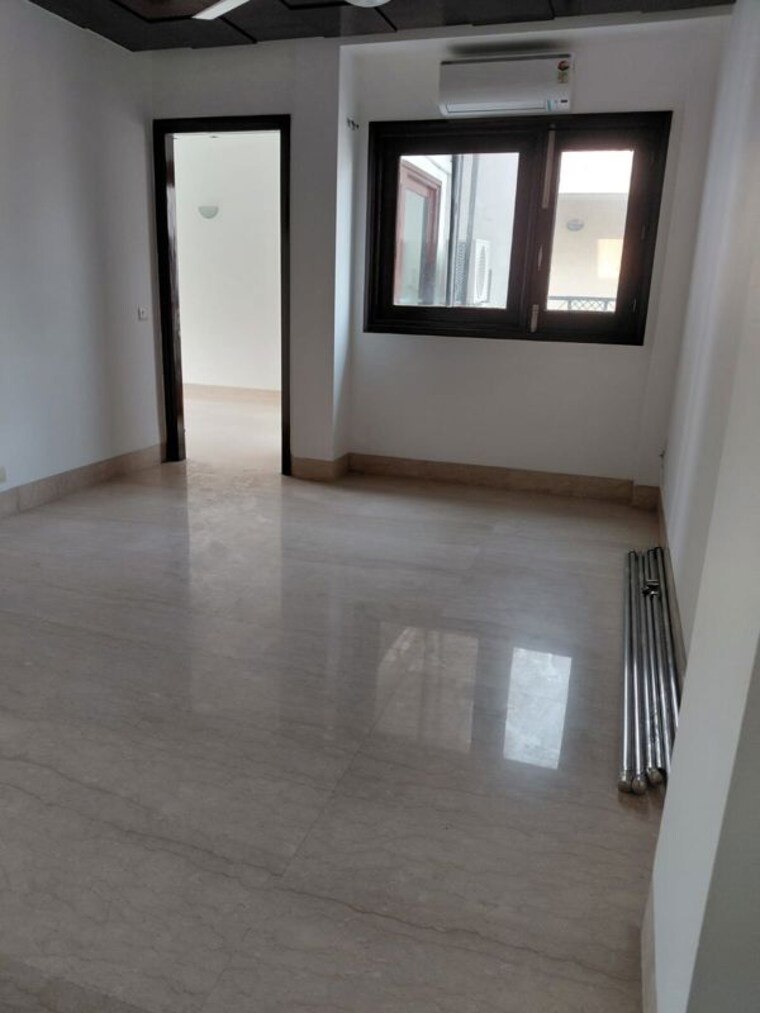 Room, defence colony 3 Bedroom 2000 Sq.Ft. Builder Floor In Defence Colony Delhi 9847163