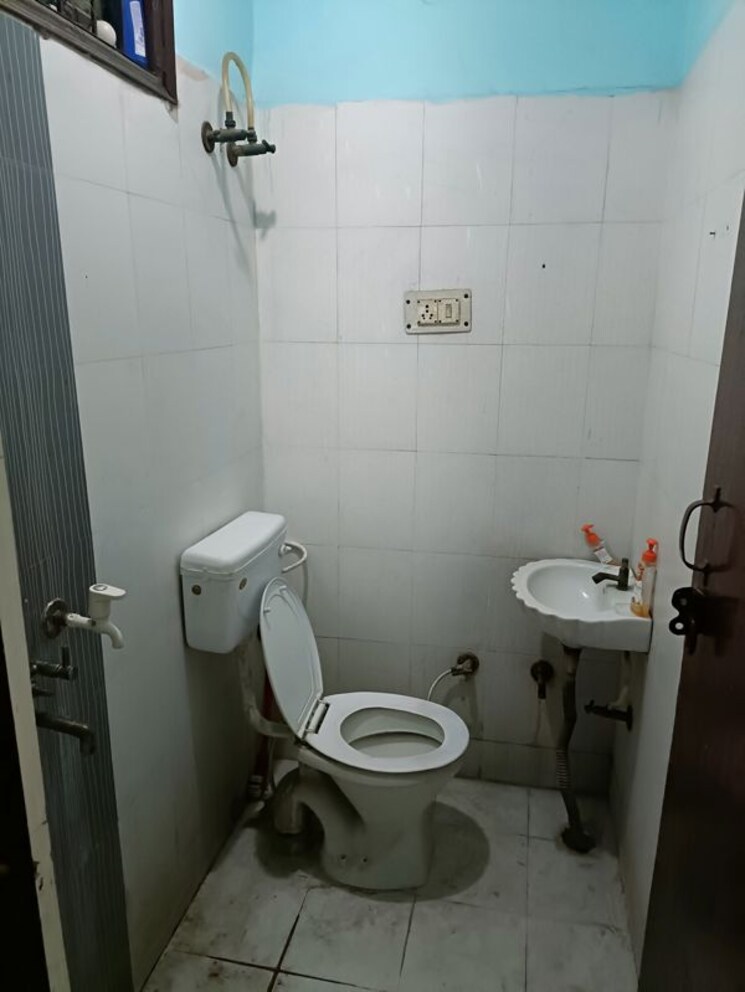 Bathroom, rajendra nagar sector 3 2 Bedroom 885 Sq.Ft. Builder Floor In Rajendra Nagar Sector 3 Ghaziabad 9847236