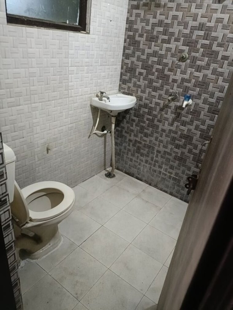 Bathroom, rajendra nagar sector 3 2 Bedroom 885 Sq.Ft. Builder Floor In Rajendra Nagar Sector 3 Ghaziabad 9847236