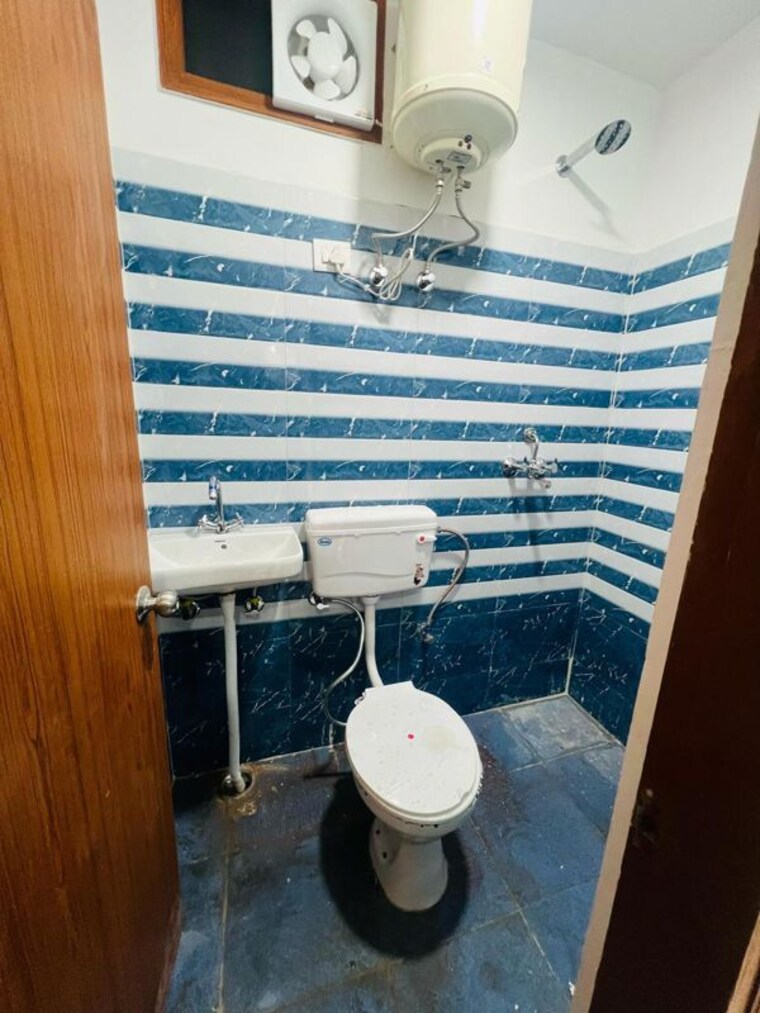 Bathroom, neb sarai 1 Bedroom 450 Sq.Ft. Builder Floor In Neb Sarai Delhi 9847260