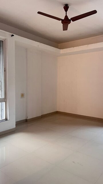 Room in 3 BHK Apartment at Topaz CHS Shivajinagar, Senapati Bapat Road – for Rent